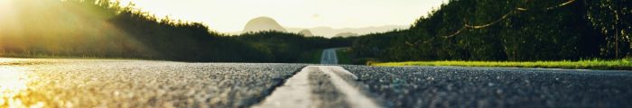Detailblick auf eine Teerstraße im Sonnenaufgang